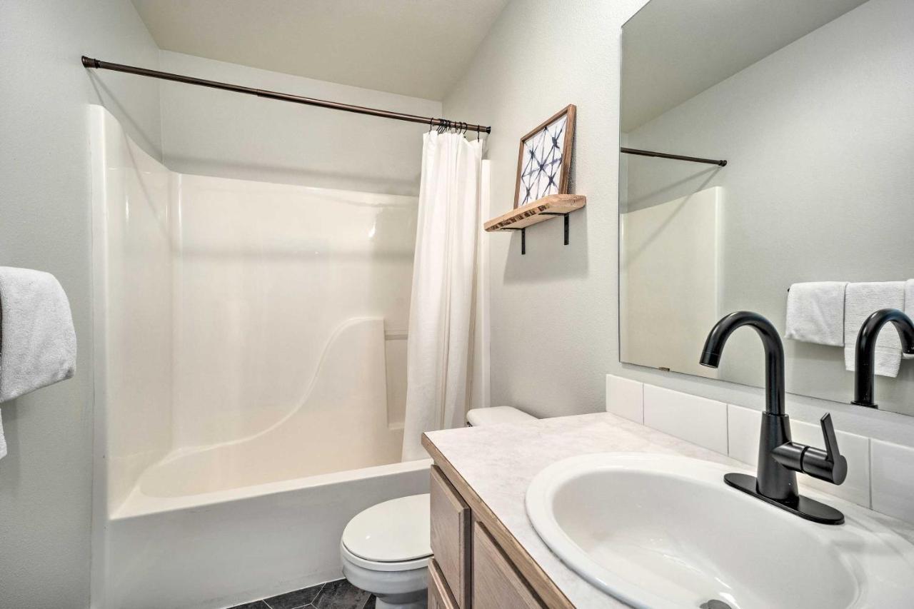 Chic Chelan Condo With Balcony, Walk To Lake And Dtwn! Buitenkant foto